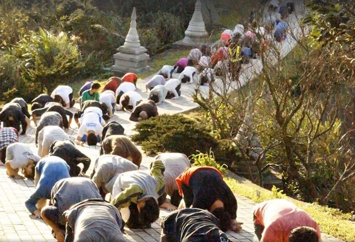 不畏朝山苦 報答父母恩