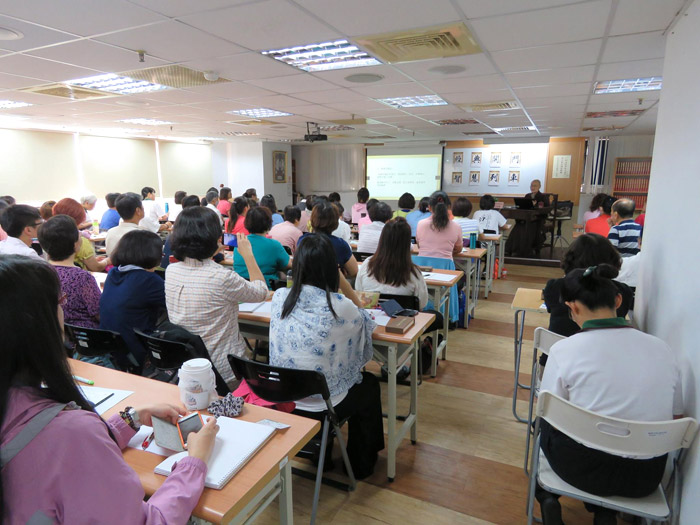 〈經典開門 智慧列車—地藏經〉，由靈鷲山監院顯月法師闡述經文法要。